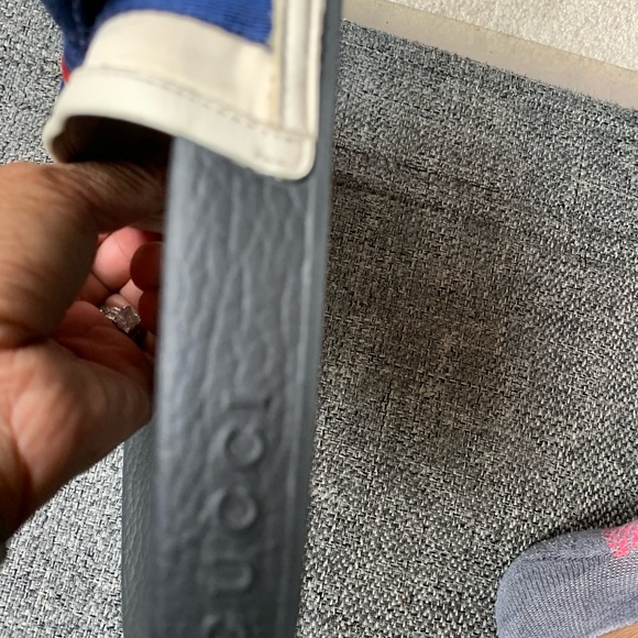 Gucci slides that have lots of life still. Needs a little cleaning. - Picture 3 of 7